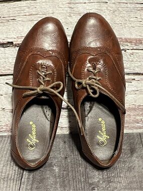 Sofwear women’s Oxford Shoes with baroque detailing